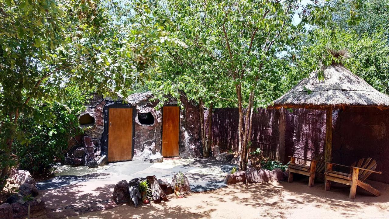 Elephant Trail Guesthouse And Backpackers Касане Екстер'єр фото